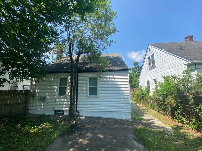 Building Photo - Renovated 3-Bedroom Home – We Welcome Sect...