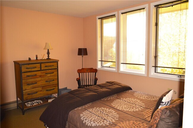 Building Photo - 132 Pines Dr