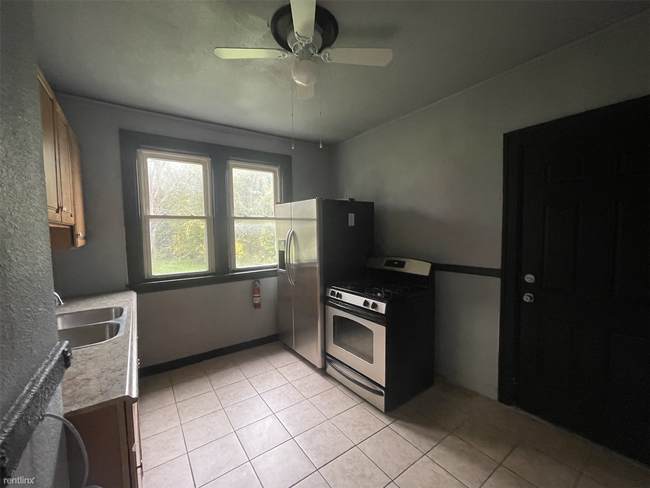 Building Photo - 3 br, 1 bath Duplex - 2556 Marlborough St ...