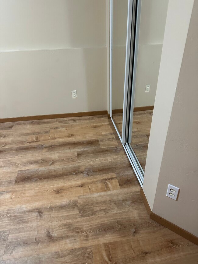 Building Photo - 104 E River Dr