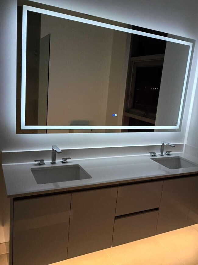 Building Photo - 220 Lake Shore Dr