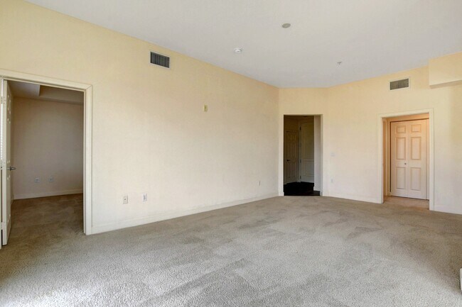 Building Photo - Beautiful top floor condo!