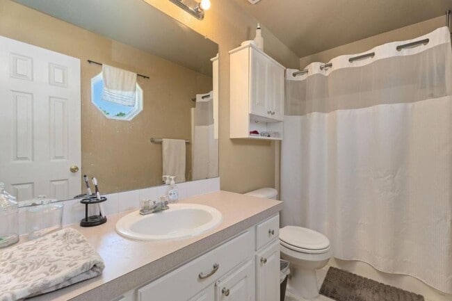 Building Photo - 749 Eagle Dr