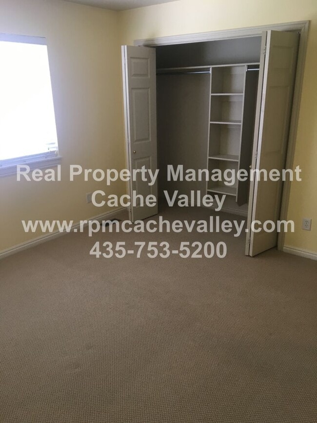 Building Photo - Pet Friendly, 2 br 1.5 bath Town home. Ava...