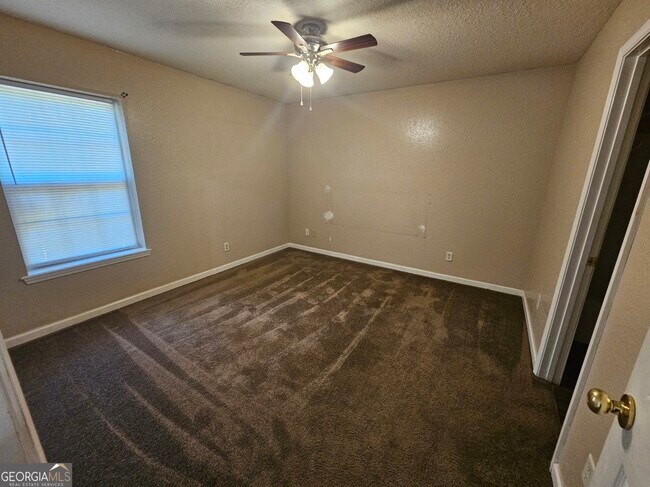 Building Photo - 107 Lively Oaks Dr