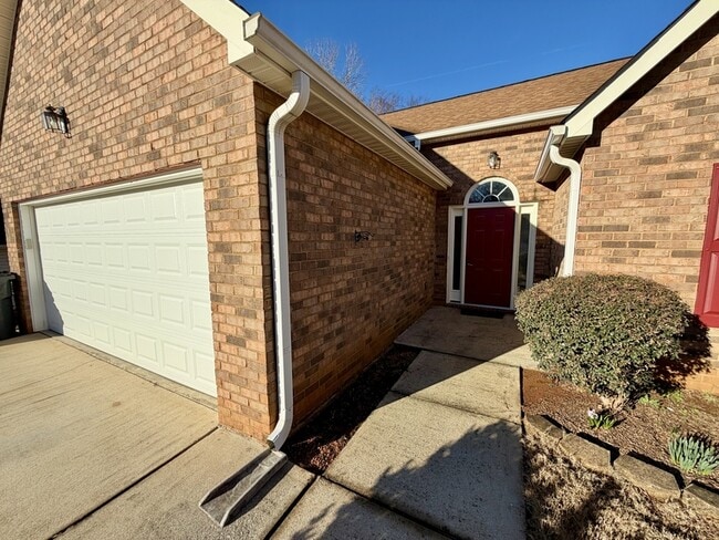 Building Photo - 204 Jessie Ct