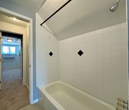 Building Photo - 3 Bedroom 2 Full Bath Renovated Single Fam...
