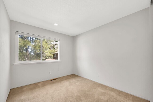 Building Photo - Spacious 4-Bedroom, 2.5-Bath Townhouse Clo...