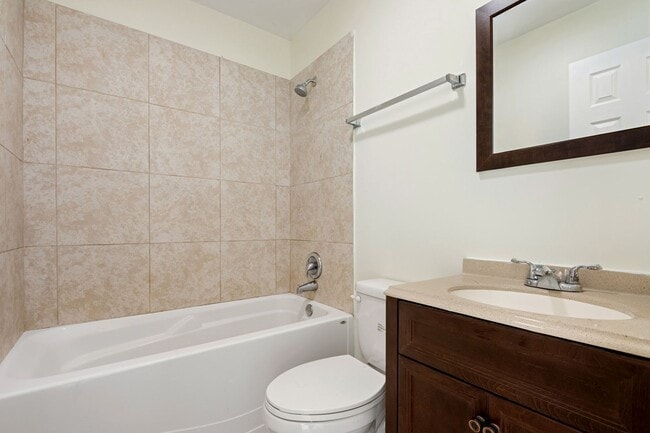 Building Photo - 2 Bedroom Duplex: Available Now