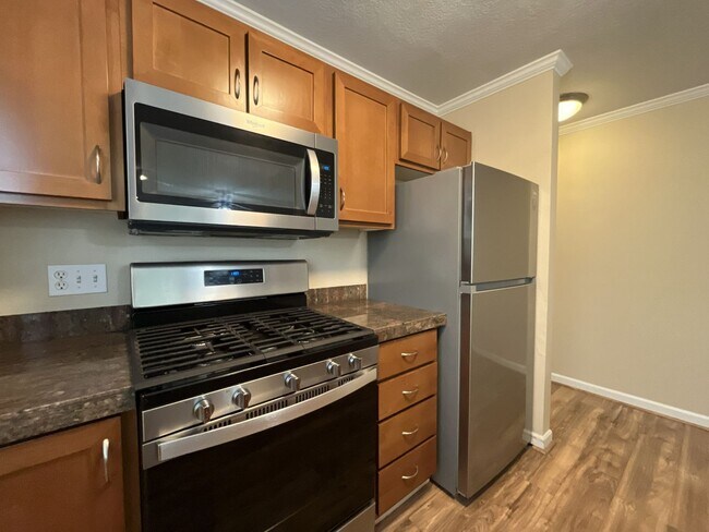 Building Photo - Spacious 904 Sq Ft Home in Bethany with Garage Parking, Washer/Dryer & Modern Kitchen Features