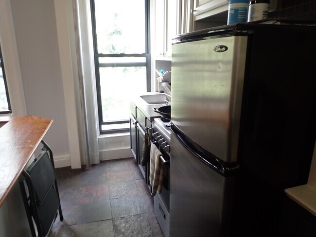 Building Photo - 473 Halsey St