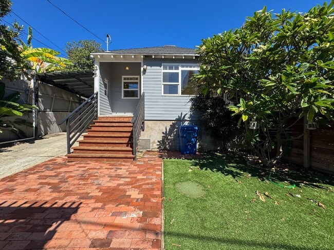 Building Photo - Remodeled Echo Park Home