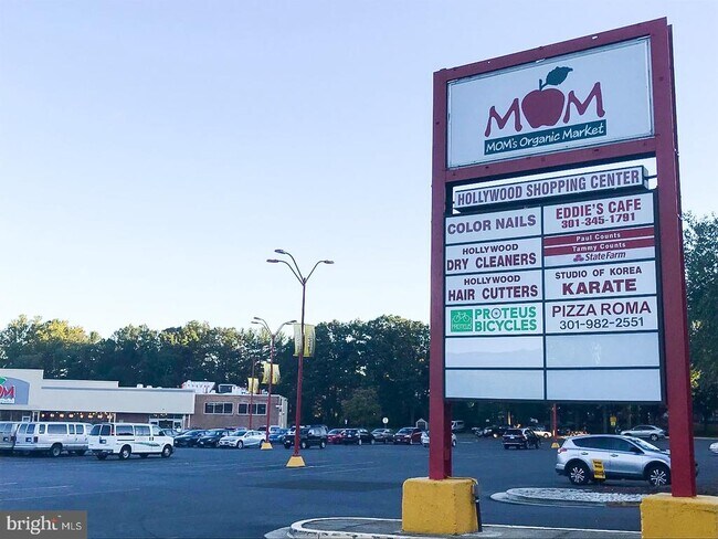 Building Photo - 4904 Hollywood Rd