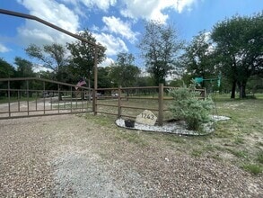 Building Photo - Gorgeous 3 BD/2 BA Home on 2 ACRES in La V...
