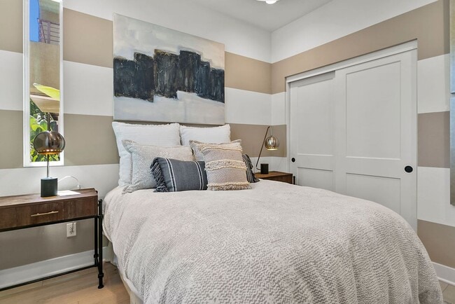 Building Photo - FURNISHED MODEL TOWNHOME IN HOA COMMUNITY