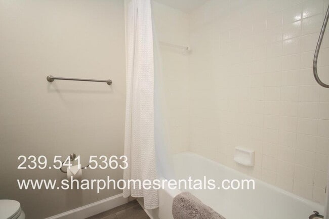 Building Photo - 5203 Cedarbend Dr