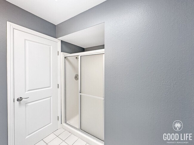 Building Photo - Spacious 2 BD- 2 BA Condo w/ Large Private Balcony, AC, and In-Unit W/D!