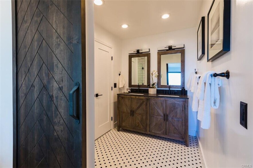 Double sinks - 18203 Coastline Dr