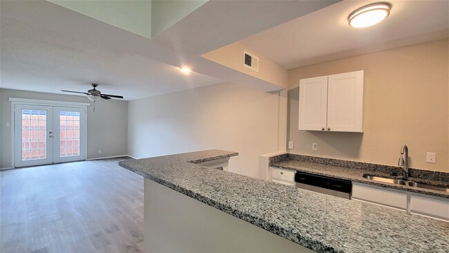 Building Photo - Charming Condo in Vista Del Sol!