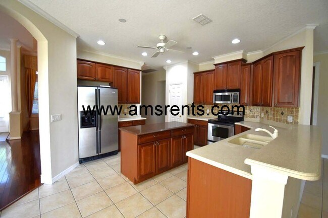 Building Photo - Spacious 5 bedroom home in Hunter Creek