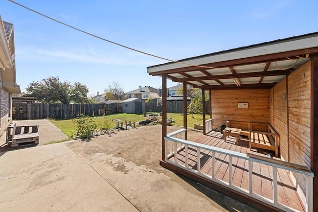 Building Photo - 6718 Meadowcrest Dr