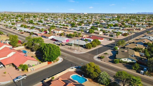 Building Photo - Spacious 3 Bed in Dreamland Villa | Corner Lot + Circular Drive