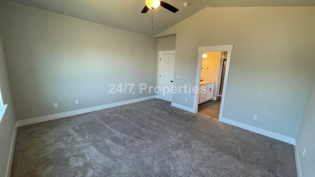 Building Photo - Modern 3 BD | 2 BA Home w/ Bonus Room - Es...