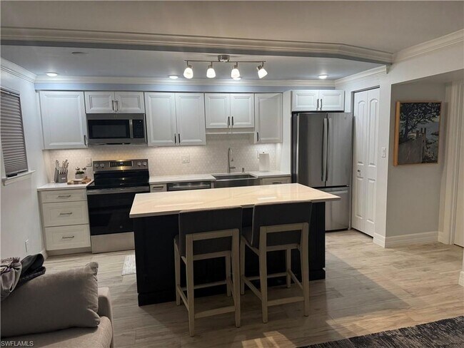 Building Photo - 960 7th St S