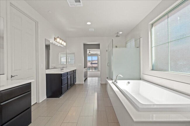 Building Photo - Fabulous Home with NexGen Sutie!