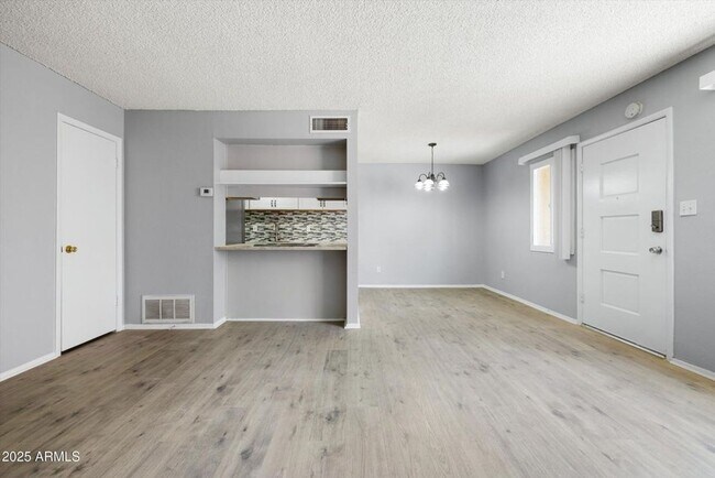 Building Photo - GORGEOUS Updated 2 bedroom Condo in Old To...