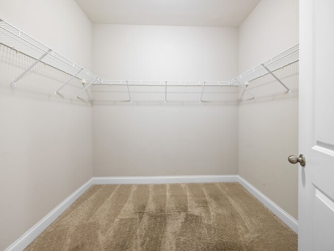 Building Photo - Beautiful 4 BR, 2 BA Home, 2 Car Garage wi...