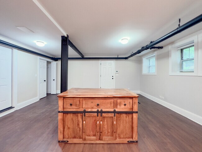 Building Photo - 936 E 52nd St