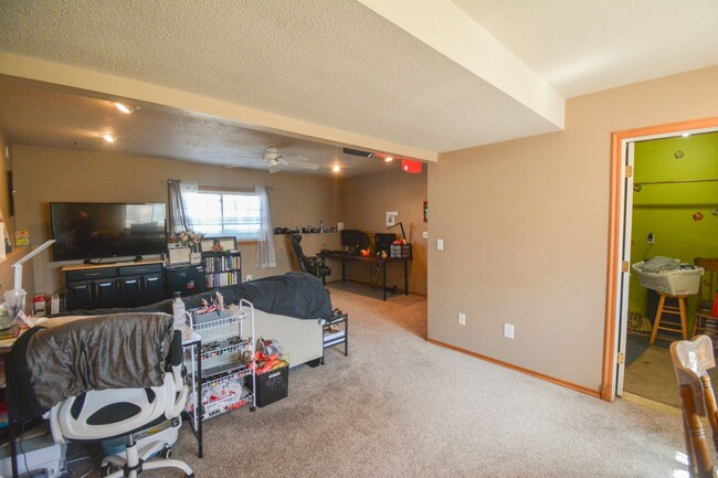 Building Photo - 4 bed 2 bed For Rent in Country Club Manor!