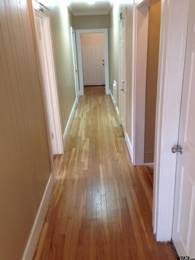 Building Photo - 208 W Phillips St