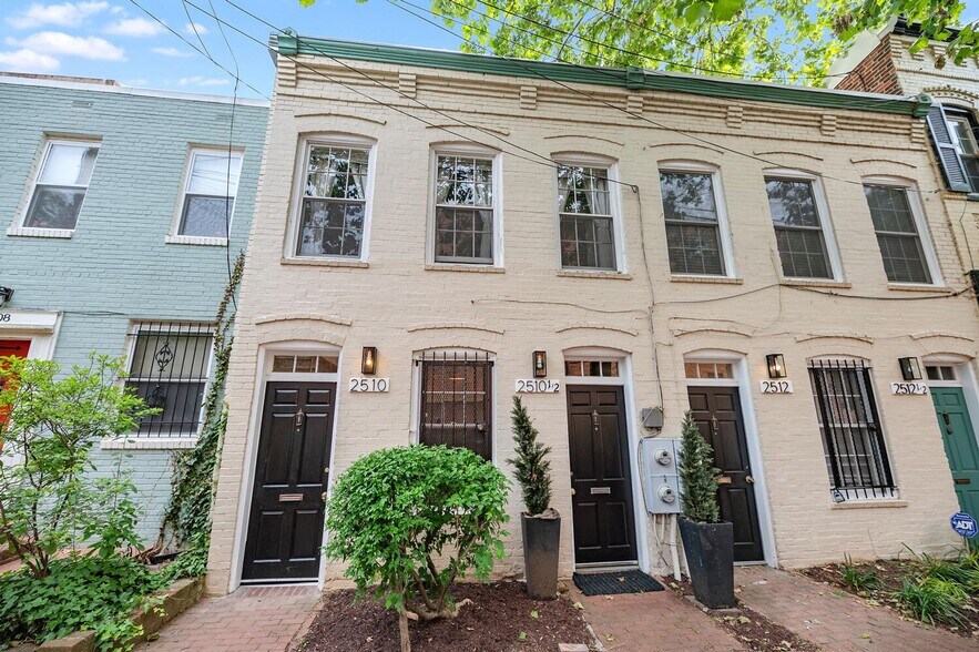 Building Photo - 2510 East Pl NW