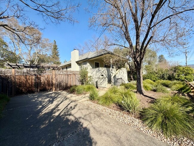 Building Photo - 3 Bedrooms, 2 Bathrooms Saint Helena Charm with Modern Conveniences