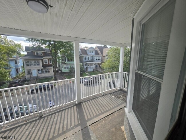 Building Photo - 37 Mapes Ave