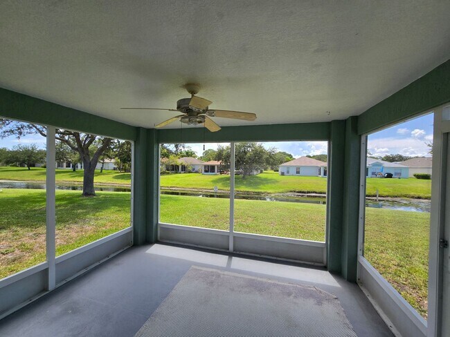 Building Photo - 4 Bedroom 2 Bathroom in Waterford Lakes