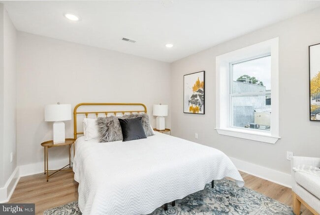 Building Photo - 2825 W Girard Ave