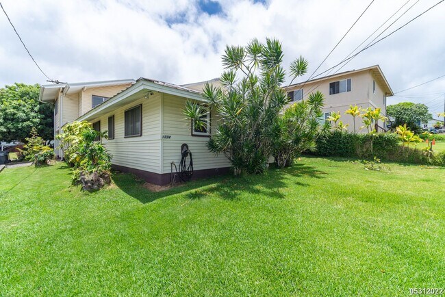 Building Photo - IMMACULATE AND CLEAN 3BR/1.5BA WITH 2 BONU...