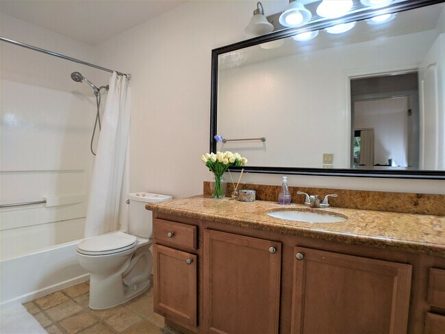 Building Photo - 2250 Monroe St