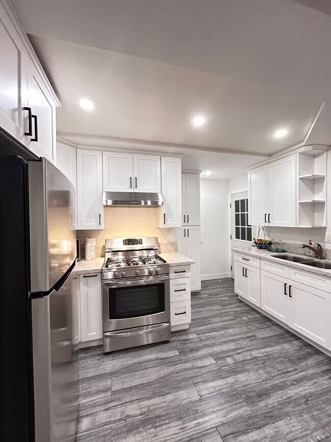 Building Photo - Charming 2-Bedroom Home in Los Angeles