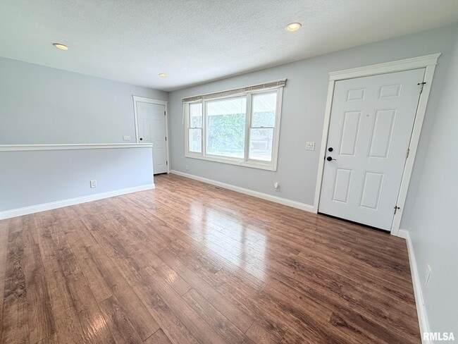 Building Photo - 5570 Clemons Rd
