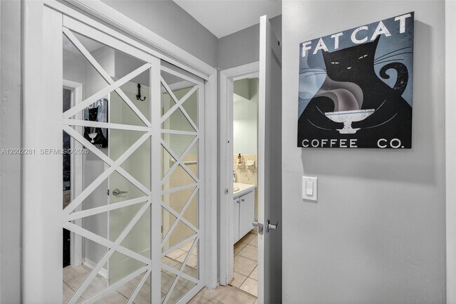 Building Photo - 419 S Crescent Dr