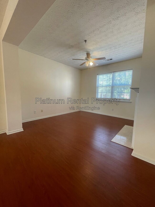 Building Photo - 244 Village Square Dr