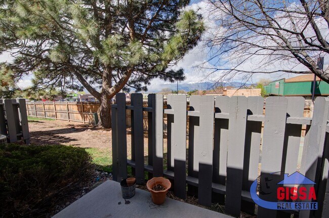 Building Photo - Cute townhome with 2 bedrooms - 1 1/2 bath...