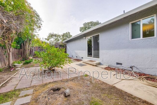 Building Photo - 1650 Goldfinch Way