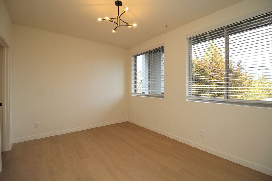 Building Photo - 7530 N Richmond Ave