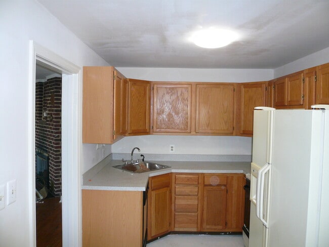 Building Photo - 484 Riverview Dr