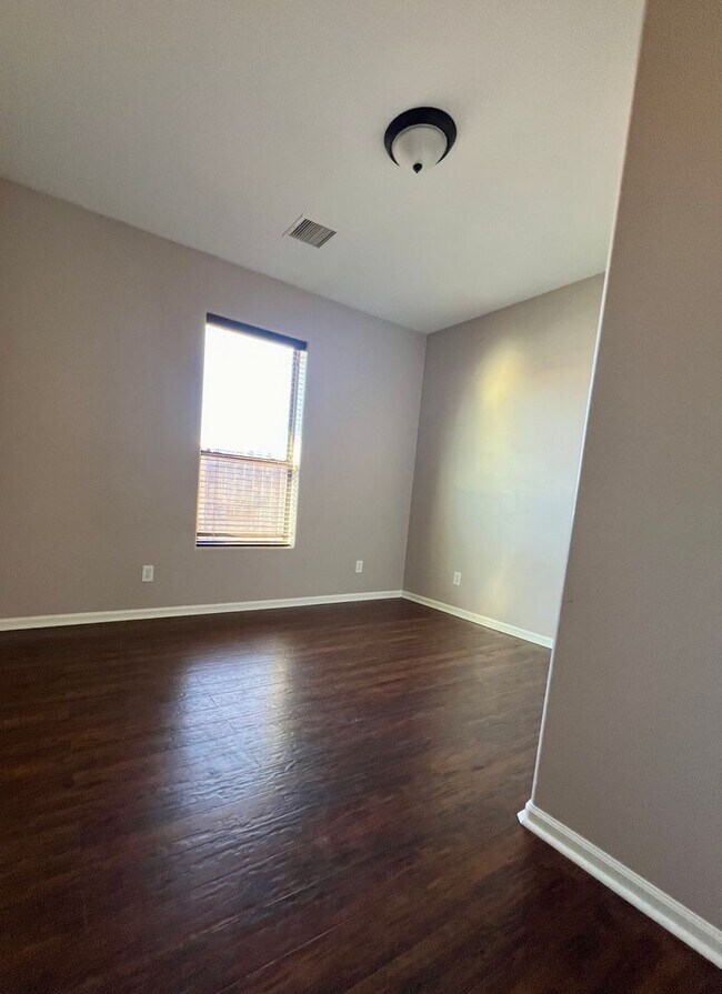 Building Photo - Charming , Single story 3 Bedroom , 2 Bath Home!